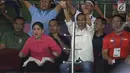 Ibu Negara, Iriana Joko Widodo (kiri depan) saat menyaksikan laga final bulutangkis beregu putra Asian Games 2018 antara Indonesia melawan China di Istora Kompleks GBK, Jakarta, Rabu (22/8). Indonesia kalah 1-3. (Liputan6.com/Helmi Fithriansyah)