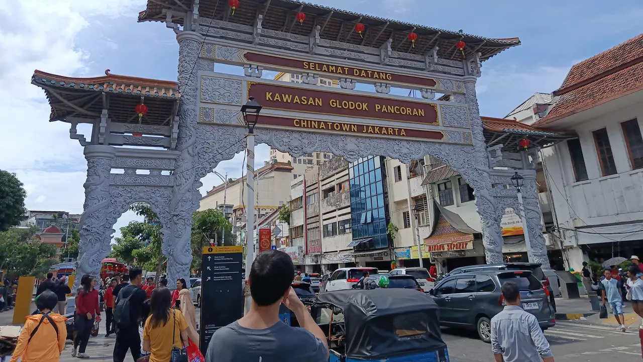 Kawasan Pecinan Glodok, Jakarta Barat (Jakbar) dipadati pengunjung di Hari Tahun Baru Imlek 2577 Kongzili.