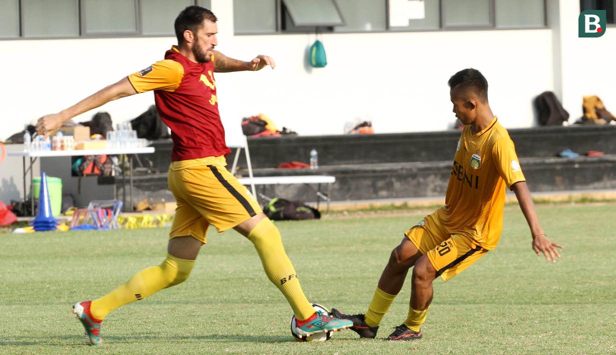 Pemain Bhayangkara FC, Vladimir Vujovic, berebut bola dengan Sani Rizky saat latihan jelang laga perdana Liga 1 di Lapangan ABC Senayan, Jakarta, Senin (19/3/2018). Bhayangkara FC akan berhadapan dengan Persija Jakarta. (Bola.com/Asprilla Dwi Adha)