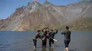 Gambar pada 11 September 2019 memperlihatkan siswa Korea Utara berpose di danau Chonji atau 'Heaven lake' saat mengunjungi kawasan Gunung Paektu di Samjiyon. 'Heaven lake' atau Danau surga ini ada di ketinggian 2.190 mdpl dan punya kedalaman 384 meter. (Photo by Ed JONES / AFP)