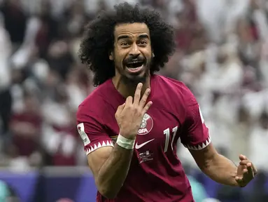 Striker Timnas Qatar, Akram Afif sukses mencetak hattrick di final Piala Asia 2023 menghadapi Yordania dan mengantar Qatar menjadi juara. Tidak cuma itu, dengan tambahan tiga golnya, pemain yang sejak musim 2020/2021 memperkuat Al-Sadd SC di Liga Qatar ini juga berhak atas penghargaan top skor turnamen. Berikut ini daftar 4 besar top skor Piala Asia 2023. (AP Photo/Thanassis Stavrakis)