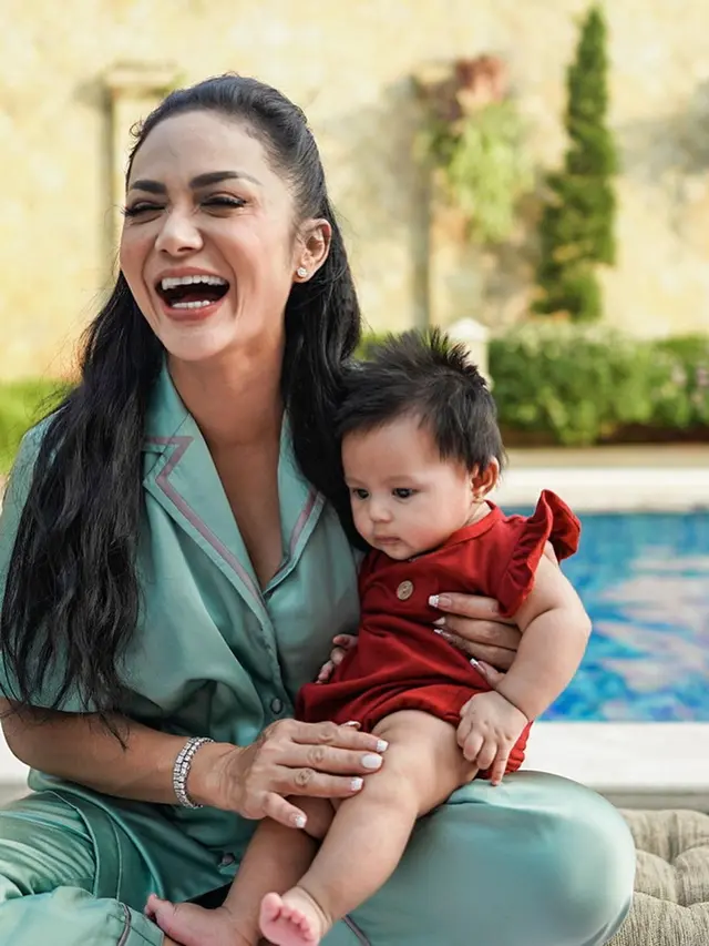 Krisdayanti momong Ameena (Instagram/krisdayantilemos)