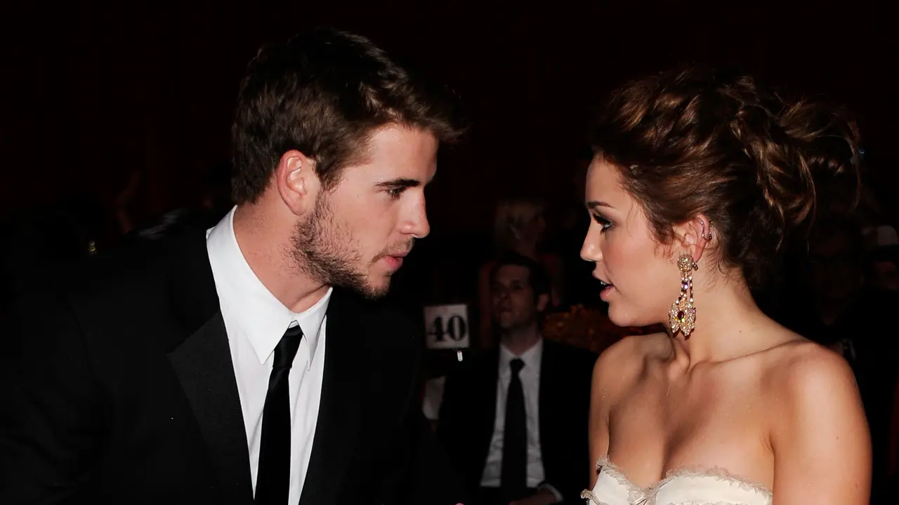 Miley Cyrus tengah berpisah jarak dengan Liam Hemsworth dan memilih pulang ke Tennessee.