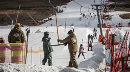 Suasana resor ski Afriski yang terletak di Pegunungan Maluti, Kerajaan Lesotho, Selasa (10/7). Lesotho merupakan sebuah enklave yang dikelilingi oleh Afrika Selatan. (Marco Longari/AFP)