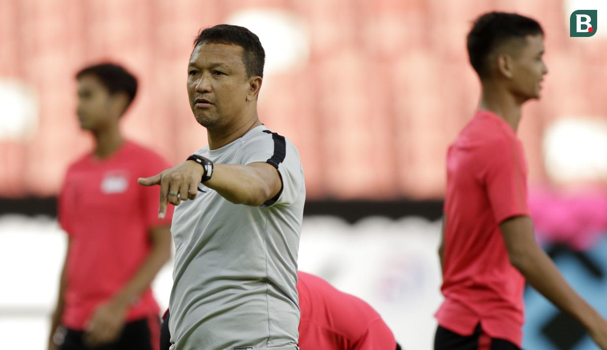 Pelatih Singapura, Fandi Ahmad, memberikan instruksi saat latihan jelang laga Piala AFF 2018 di Stadion Nasional, Singapura, Kamis (8/11). Singapura akan melawan Timnas Indonesia. (Bola.com/M. Iqbal Ichsan)