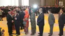 Sejumlah tamu memberikan selamat kepada Wimboh Santoso usai dilantik sebagai ketua Dewan Komisioner OJK di Jakarta, Kamis (20/7). (Liputan6.com/Angga Yuniar)