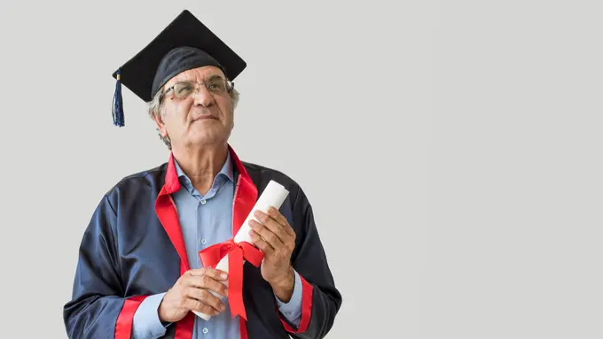 Seorang pria tua bergelar sarjana