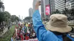 Massa yang tergabung dalam Gerakan Mahasiswa Jakarta berunjuk rasa di depan Kementerian Pendidikan dan Kebudayaan (Kemendikbud), Jakarta, Senin (22/6/2020). Mahasiswa mengkritik Kemendikbud karena tidak adanya kebijakan keringanan biaya kuliah di tengah pandemi COVID-19. (Liputan6.com/Faizal Fanani)