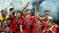 Para pemain Portugal merayakan gelar juara UEFA Nations League setelah mengalahkan Belanda pada laga final di Stadion Dragao, Porto, Minggu (9/6). Portugal menang 1-0 atas Belanda. (AFP/Patricia De Melo)