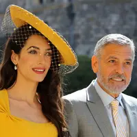 Amal Clooney (kiri) dan George Clooney saat menghadiri upacara pernikahan Pangeran Harry dan Meghan Markle di St. George's Chapel, Windsor Castle, Windsor, dekat London, Inggris, Sabtu (19/5). (Gareth Fuller/pool photo via AP)