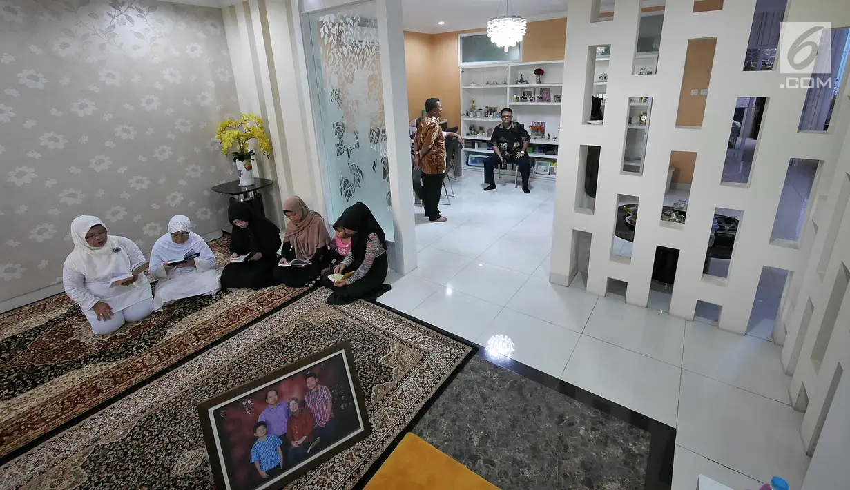 Keluarga berdoa menunggu kedatangan jenazah Kepala Pusat Data Informasi dan Humas BNPB Sutopo Purwo Nugroho di rumah duka Raffles Hils, Cimanggis, Depok, Jawa Barat, Minggu (7/7/2019). Rencananya jenazah Sutopo akan dimakamkan di Boyolali Jawa Tengah Senin (8-7-2019). (Liputan6.com/Herman Zakharia)
