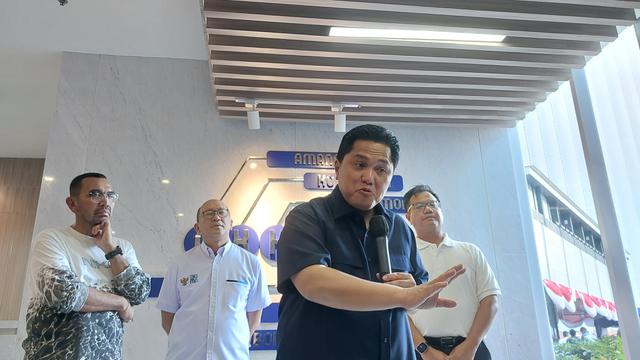 Menteri BUMN Erick Thohir di Kementerian BUMN, Selasa (1/8/2023). Erick Thohir mengungkap alasan penunjukkan Rosan Roeslani menjadi Wakil Komisaris Utama Pertamina. (Arief/Liputan6.com)