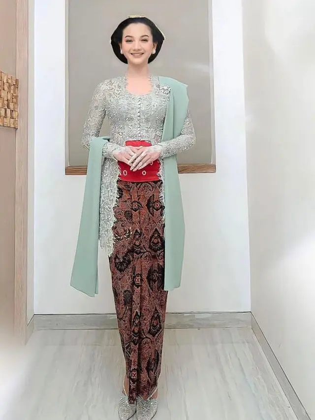 Adu Gaya Publik Figur Kenakan Heels.