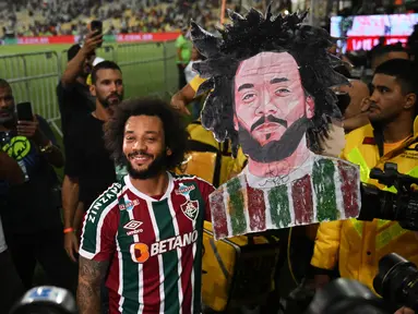 Marcelo berpose di samping dirinya saat perkenalan pemain baru Fluminense di Stadion Maracana, Rio de Janeiro, Brasil, Sabtu (11/03/2023) WIB. Mantan pemain Real Madrid tersebut bergabung hingga Desember 2024. (AFP/Carl De Souza)