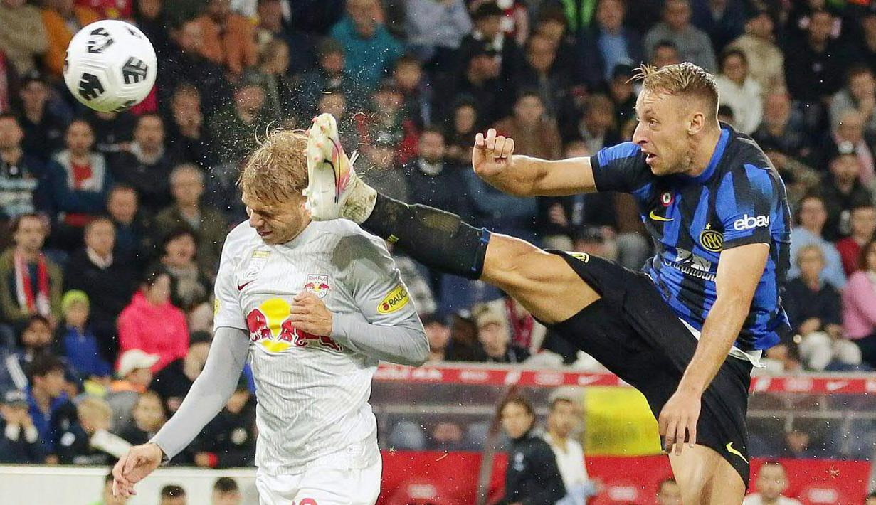 Pemain Inter Milan, Davide Frattesi (kanan) berebut bola dengan pemain RB Salzburg, Leandro Morgalla pada laga uji coba pramusim di Red Bull Arena, Austria, 10 Agustus 2023 WIB. (AFP/APA/Krugfoto)