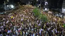 Para pengunjuk rasa mengangkat bendera dan plakat dalam unjuk rasa anti-pemerintah yang menuntut pembebasan warga Israel yang disandera oleh militan Palestina di Gaza sejak Oktober, di depan Kementerian Pertahanan Israel di Tel Aviv pada 14 September 2024. (Jack GUEZ/AFP)