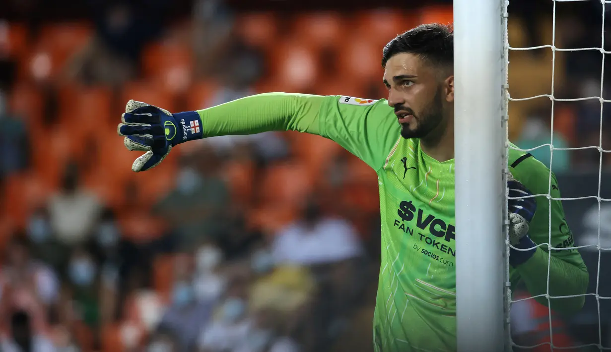 Giorgi Mamardashvili merupakan penjaga gawang utama klub LaLiga Spanyol, Valencia. Dia bermain untuk klub tersebut sejak tahun 2021 lalu. Mamardashvili menunjukkan performa apik di Spanyol sehingga kabarnya diminati sejumlah klub besar Eropa. (JOSE JORDAN / AFP)