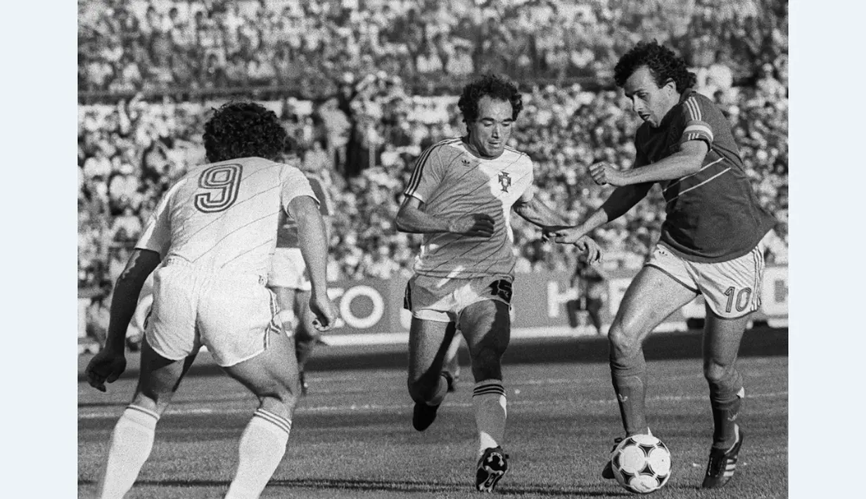 1. Michel Platini. Bintang Prancis ini menempati peringkat teratas daftar pencetak gol terbanyak Piala Eropa. Platini mencetak 9 gol dalam 5 partai di Piala Eropa 1984. (AFP)  