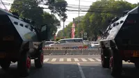 Dua Kendaraan Taktis Disiagakan di Depan Gedung KPU, Jelang Penetapan Presiden dan Wapres Terpilih, Minggu (26/6/2019). (Foto: Merdeka.com)