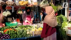 Seorang perempuan membeli sayur mayur di salah satu lapak Pasar Mega, Gunung Putri, Kabupaten Bogor, Jawa Barat, Senin (5/9/2022). Kebijakan kenaikan harga bahan bakar minyak (BBM) berdampak pada kondisi harga kebutuhan bahan pokok di pasar. (Liputan6.com/Magang/Aida Nuralifa)