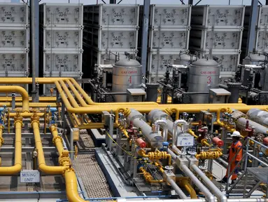Teknisi mengawasi pengoperasian instalasi produksi tekanan gas di Compressed Natural Gas (CNG), Bekasi, Selasa (8/9/2015). CNG Plantt berkontribusi 5-10 % terhadap total daya listrik 2045 MW menjadi 20-30 % pada tahun 2016. (Liputan6.com/Johan Tallo)