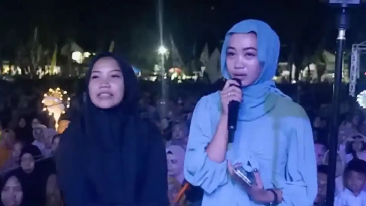 Eva, jemaah Gus Iqdam yang menangis tersedu-sedu (Tangkap Layar YouTube)