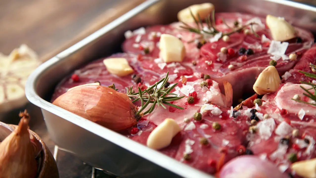 Daging sapi yang sedang dimarinasi dengan rempah-rempah (Foto Dok: Freepik/bublikhaus)