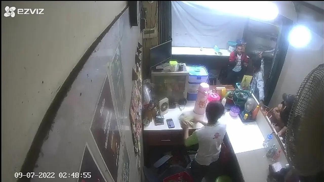 Aksi kawanan begal menyerang remaja nongkrong di warkop kawasan Tambun, Bekasi terekam kamera CCTV