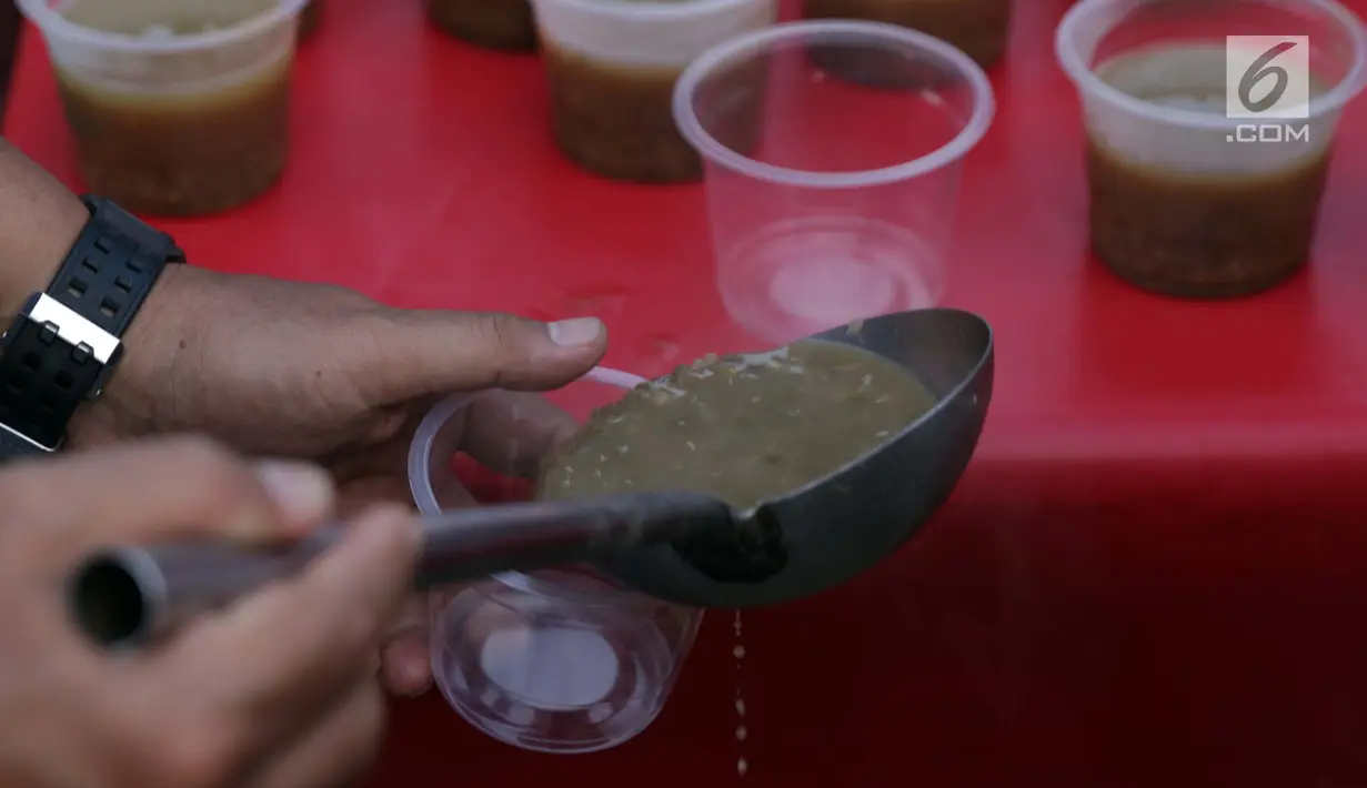 Panitia menyiapkan minuman kacang hijau untuk berbuka puasa di Vihara Dharma Bakti di kawasan Petak Sembilan, Jakarta, Jumat (10/5/2019). Kegiatan ini rutin dilakukan komunitas muslim Tionghoa-Indonesia untuk mempererat kerukunan antar umat. (Liputan6.com/Helmi Fithriansyah)