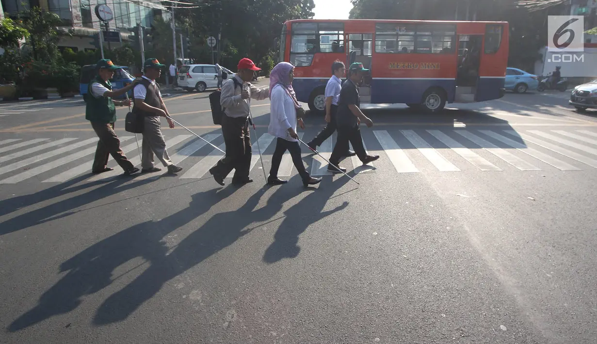 Penyandang disabilitas melintas saat kampanye Bulan Patuh Pedestrian, Jakarta, Rabu (30/8). Kampanye dilakukan untuk memantau fasilitas akses pejalan kaki untuk disabilitas yang banyak diokupasi oleh parkir liar. (Liputan6.com/Immanuel Antonius)
