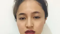 Marshanda tampak cantik dengan lipstik merahnya saat selfie. Perempuan yang akrab disapa Caca ini lahir pada 10 Agustus 1989 dan pernah membintagi sinetron Bidadari.  (Instagram/ marshanda99)