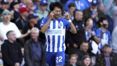 Bersama Korea Selatan, Jepang menjadi negara Asia yang banyak menyumbang para pemainnya dalam kompetisi top Eropa, termasuk Premier League Liga Inggris. Dari beberapa pemain Jepang yang pernah dan masih berlaga di Premier League, terdapat 5 pemain dengan torehan gol terbanyak hingga kini. Siapa saja? Simak daftar lengkap kelimanya berikut ini. (PA via AP Photo/Steven Paston)