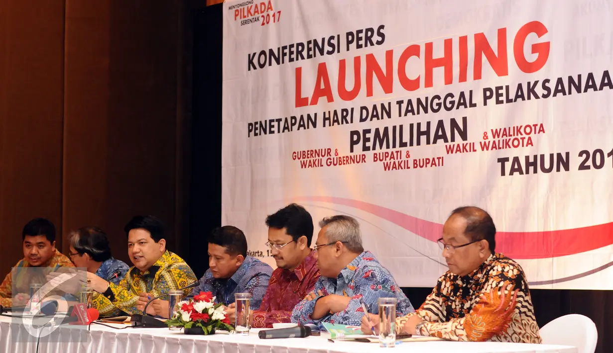 Ketua KPU Husnin Kamil Manik (kedua kiri) memberikan keterangan Pilkada Serentak 2017 di Jakarta, Senin (15/2/2016). Pilkada akan dilaksanakan Rabu 15 Februari 2017 di 101 daerah, 7 provinsi, 18 kota dan 76 kabupaten. (Liputan6.com/Helmi Fithriansyah)