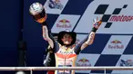 Pembalap Repsol Honda, Marc Marquez, merayakan kemenangannya setelah merebut gelar juara MotoGP Amerika di Circuit of the Americas (COTA), Austin, Minggu (22/4). Marquez menjadi pemenang dengan dengan catatan waktu 41 menit 52.002 detik. (AP/Eric Gay)