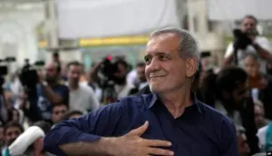 Presiden Iran terpilih Masoud Pezeshkian menyapa pendukungnya di luar Kota Teheran, Iran, pada 6 Juli 2024. (Foto: AP/Vahid Salemi)