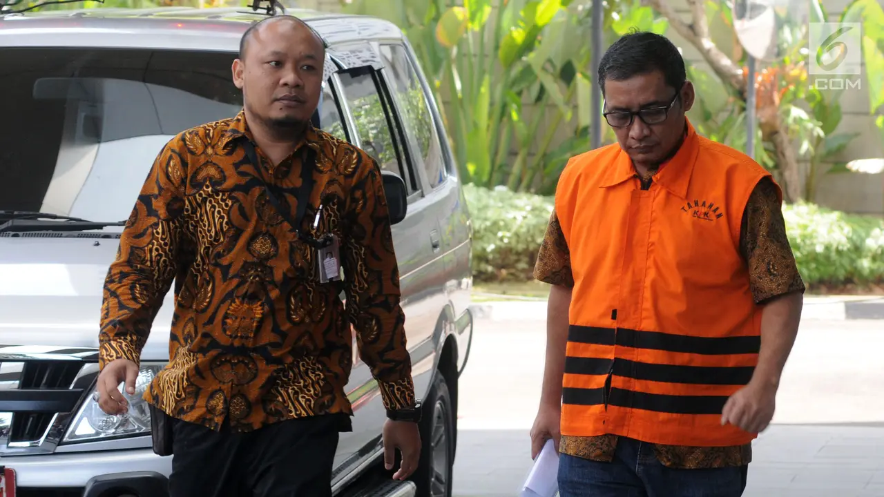 Tertunduk, Bupati Tulungagung Nonaktif Jalani Pemeriksaan KPK