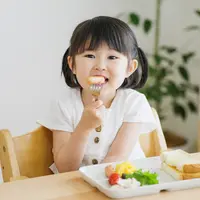 Ilustrasi anak sedang makan/copyright shutterstock.com