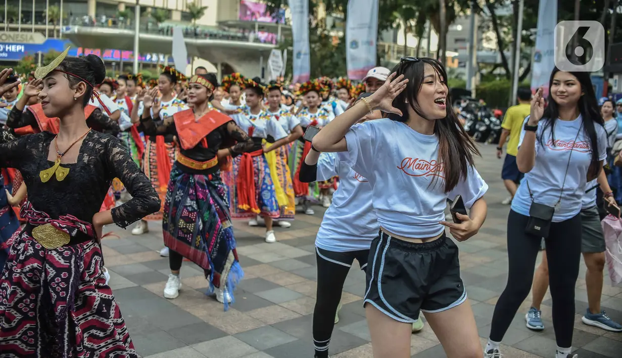 Sejumlah penari dari Yayasan Belantara Budaya Indonesia menampilkan tarian tradisional saat Parade Budaya dalam pelaksanaan Car Free Day di kawasan Bundaran HI, Jakarta, Minggu (10/9/2023). (Liputan6.com/Faizal Fanani)