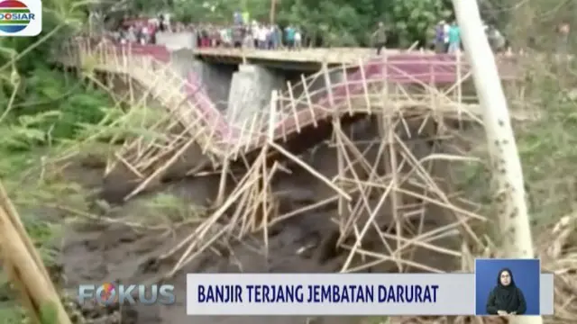 Detik-Detik Jembatan Bambu di Probolinggo Runtuh Dibawa Banjir Bandang