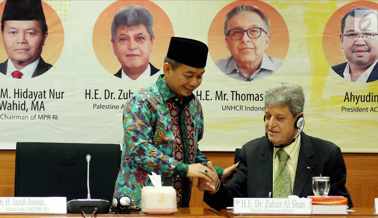 Ketua Fraksi PKS, Jazuli Juwaini bersama Dubes Palestina untuk Indonesia Zuhair Al Shun saat diskusi Ambassador Talks, Jakarta, Selasa (17/4). Diskusi membahas penanganan pengungsi di negara konflik dan pengaruhnya secara global. (Liputan6.com/JohanTallo)