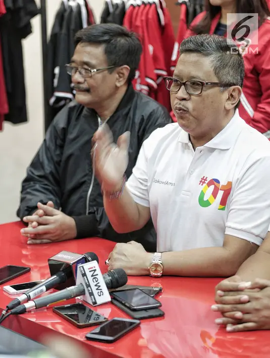 Sekretaris TKN Jokowi-Ma'ruf, Hasto Kristiyanto dan politikus PDIP Djarot Saiful Hidayat memberi keterangan saat jumpa pers, Jakarta, Selasa (29/1).Tim Nasional pasangan Jokowi-Ma'ruf memberi apresiasi kepada Liliyana Natsir. (Liputan6.com/Faizal Fanani)