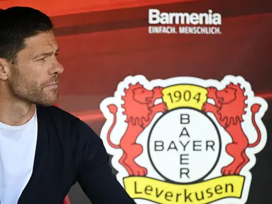 Pelatih Bayer Leverkusen, Xabi Alonso duduk di bangku pelatih saat pertandingan Bundesliga melawan FC Heidenheim di Leverkusen, Jerman, 24 September 2023. (AFP/Ina Fassbender)