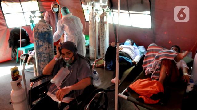 Pasien Covid-19 Dirawat di Tenda Darurat