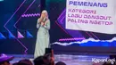 Wanita berusia 23 tahun itu mengaku tak bisa berkata-kata lagi. Setelah vakum, rupanya banyak yang menantikan dirinya untuk kembali berkarya. Dengan penghargaan tersebut menjadi semangat untuk berkarya. [Foto: Muhammad Akrom Sukarya/© KapanLagi.com]