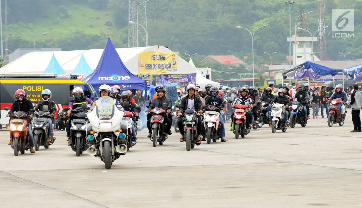 Polisi mengawal pemudik untuk pindah dari Dermaga 6 ke Dermaga 1-5 di Pelabuhan Merak, Banten, Jumat (23/6). H-2 Lebaran 2017, ribuan pemudik bermotor memadati Dermaga 6 Pelabuhan Banten. (Liputan6.com/Helmi Fithriansyah)