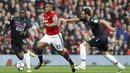 Bek Manchester United, Antonio Valencia, berusaha melewati gelandang Crystal Palace, Luka Milivojevic, pada laga Premier League di Stadion Old Trafford, Manchester, Sabtu (30/9/2017). MU menang 4-0 atas Palace. (AP/Martin Rickett)