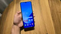 Begini nih tampilan Galaxy Z Flip 6 saat layarnya sedang dibuka, dan dipegang dalam satu tangan. Ukurannya yang tipis dan kini dengan frame lebih mengotak membuatnya nyaman dalam genggaman. (Liputan6.com/ Agustin Setyo Wardani)