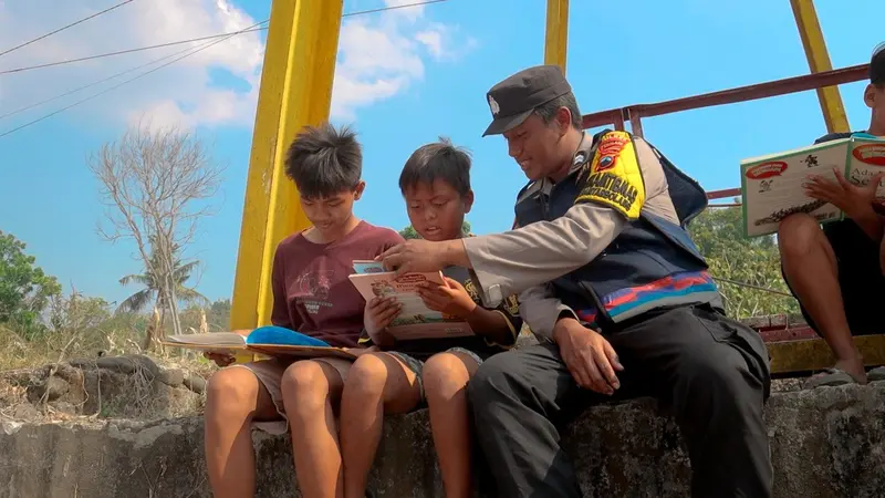 Polres Pemalang distribusikan buku di desa minim akses internet, Desa Pabuaran, Bantarbolang. (Foto: Liputan6.com/Polres Pemalang)