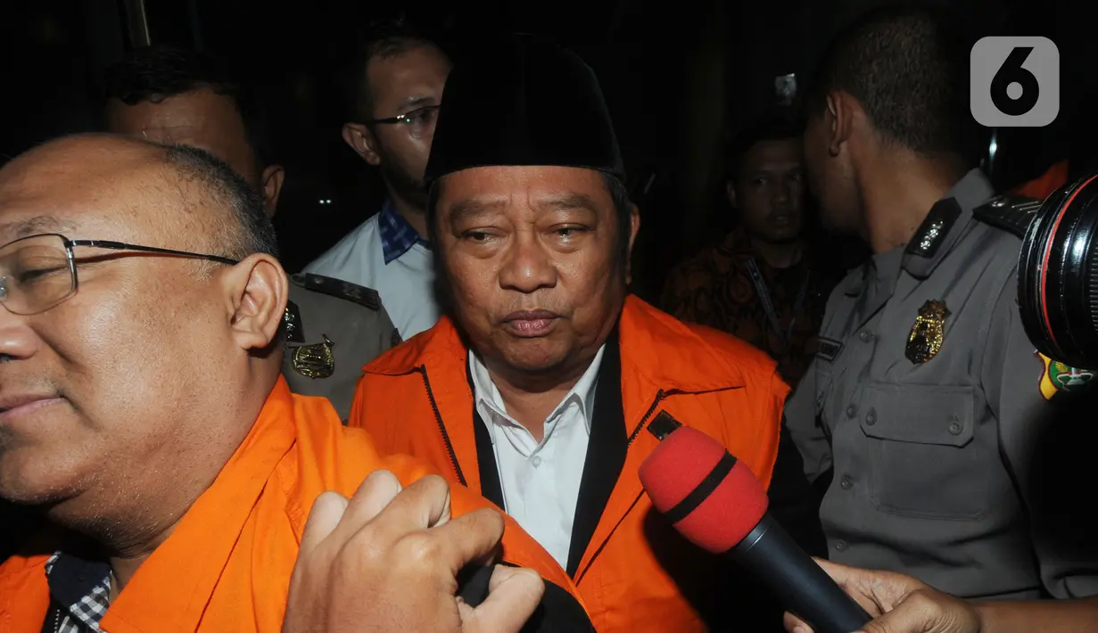 Bupati Sidoarjo, Saiful Ilah usai menjalani pemeriksaan 1x24 jam pasca terjaring operasi tangkap tangan (OTT) di Gedung KPK, Jakarta, Kamis (9/1/2020). KPK mengamankan uang 1 miliar terkait suap proyek infrastruktur di Dinas PUPR Kabupaten Sidoarjo. (merdeka.com/Dwi Narwoko)