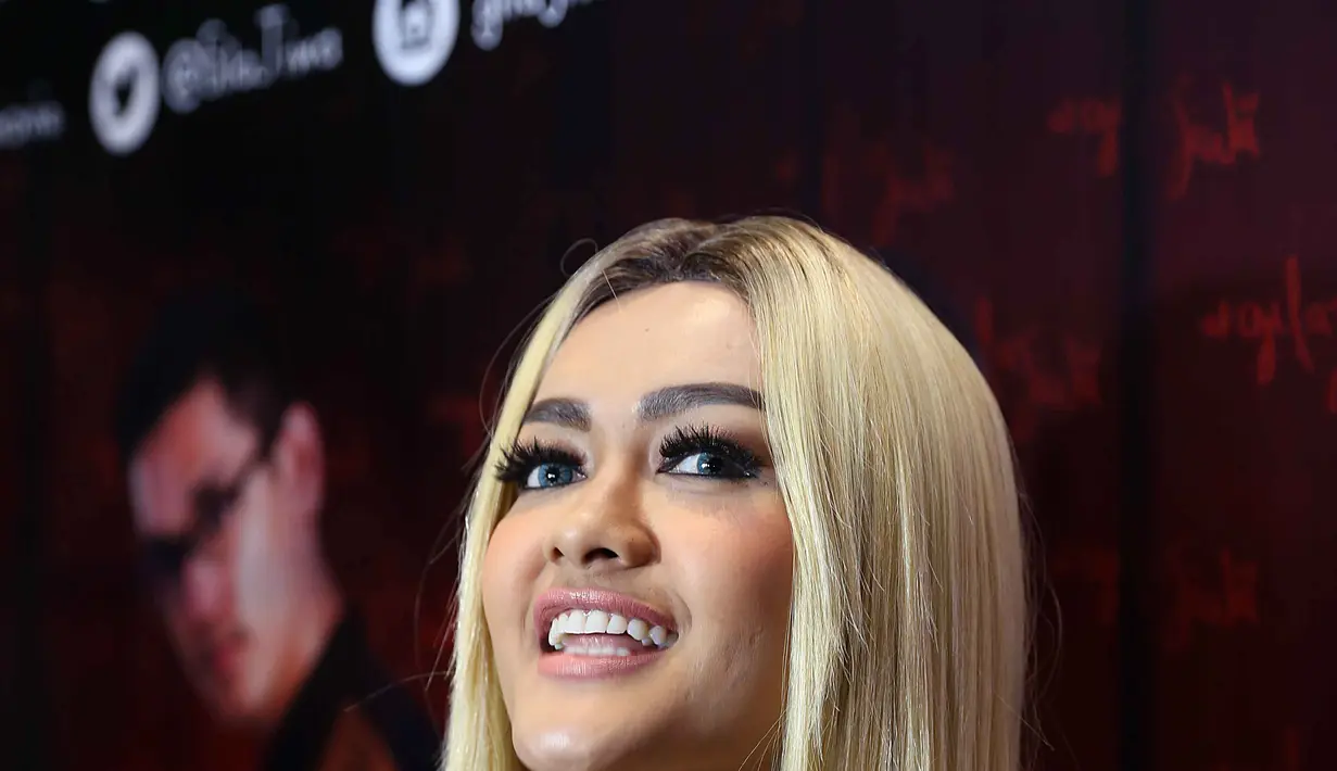 "Kebetulan kalau syuting kadang-kadang mereka (pihak televisi) mintanya saya pakai wig ini ya, acara ini pakai wig ini ya, kalau yang ini boleh kok terbuka (nggak pakai wig). Jadi saya suka ngikutin permintaan aja," ujar Jupe. (Nurwahyunan/Bintang.com)